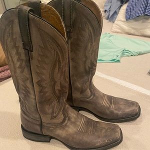 Men’s Ariat cowboy boots 9.5 grey leather